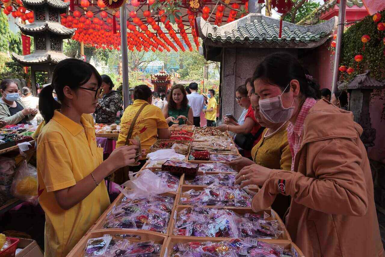 Cũng vào ngày vía thần tài đặc biệt trong năm, nhiều người cũng mua cho mình những đồ lưu niệm mang ý nghĩa bình an, tài lộc tại chùa Phước Hải. 