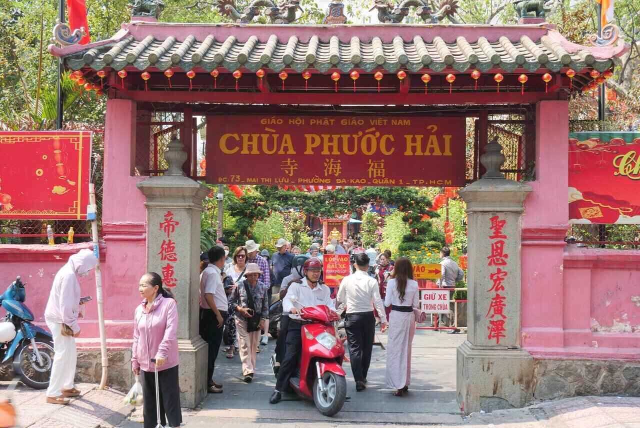 Giữa trưa nắng nóng, nhiều người dân tại TPHCM vẫn cố gắng tranh thủ đến chùa Phước Hải chiêm bái, cầu tài lộc cho một năm. 