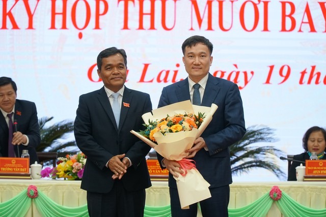 Bí thư tỉnh Gia Lai Hồ Văn Niên tặng hoa chúc mừng tân Phó Chủ tịch tỉnh Gia Lai Nguyễn Tuấn Anh. Ảnh: Hoàng Thanh  
