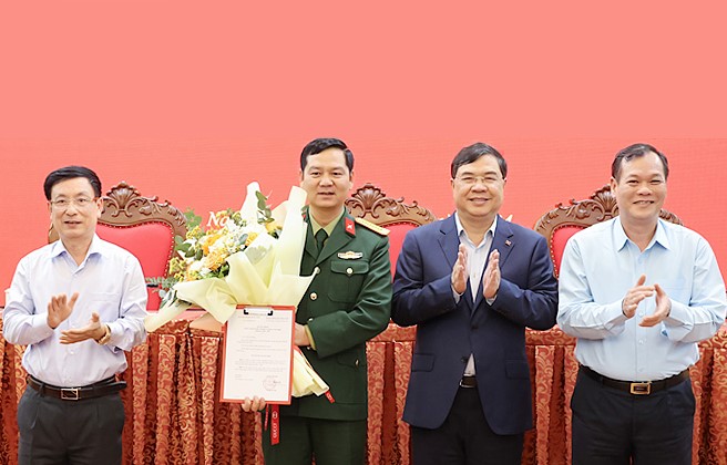 Thường trực Tỉnh ủy Nam Định chúc mừng Đại tá Nguyễn Bá Thịnh. Ảnh: VGP