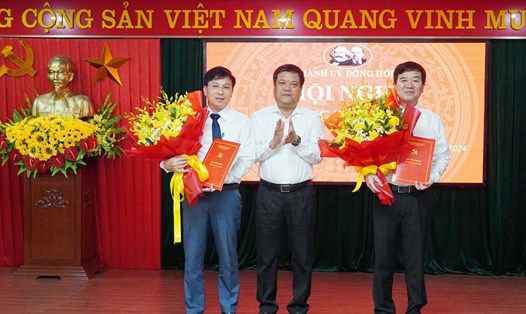 Bí thư Thành ủy Đồng Hới Trần Phong trao quyết định cho ông Nguyễn Hữu Phước (bên phải ảnh) và ông Nguyễn Trung Kiên. Ảnh: quangbinh.gov.vn