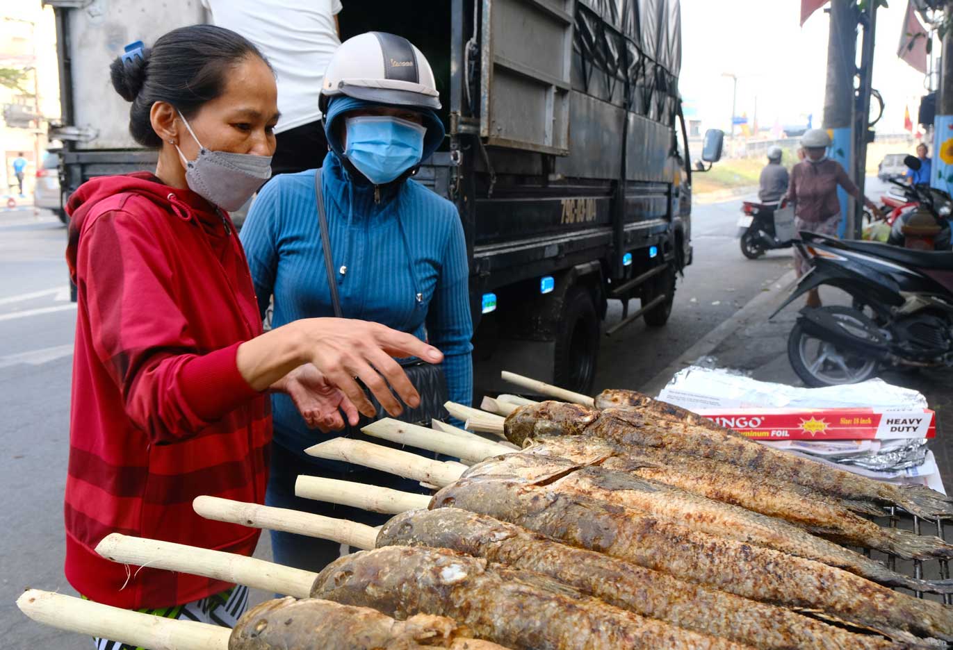 Tương tự, cửa hàng của chị Phụng (quận Cái Răng, TP Cần Thơ) cũng tăng số lượng cá nướng gấp 3-4 lần ngày thường để phục vụ nhu cầu mua sắm ngày vía Thần Tài. 