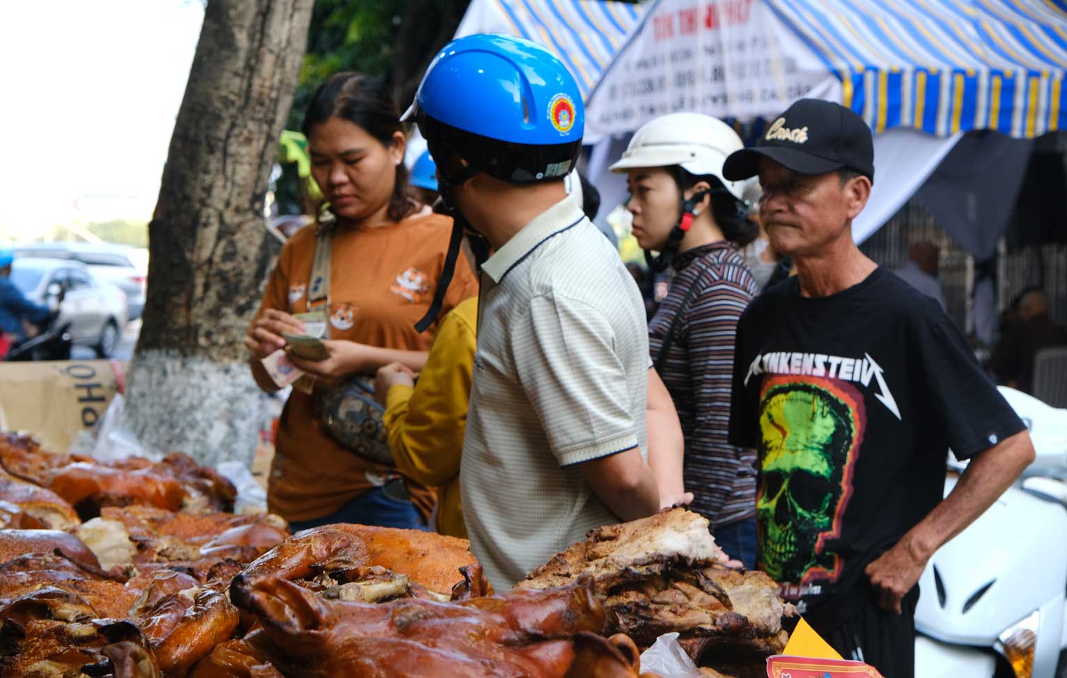 Tại một cửa hàng bán heo quay trên đường Đề Thám (quận Ninh Kiều, TP Cần Thơ), người dân chen chúc để mua heo quay về cúng Thần Tài.