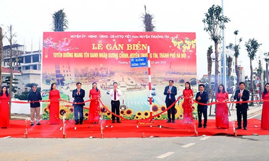 Các đại biểu thực hiện nghi thức gắn biển tên đường danh nhân Dương Chính (Hà Nội). Ảnh: Hanoi.gov.vn