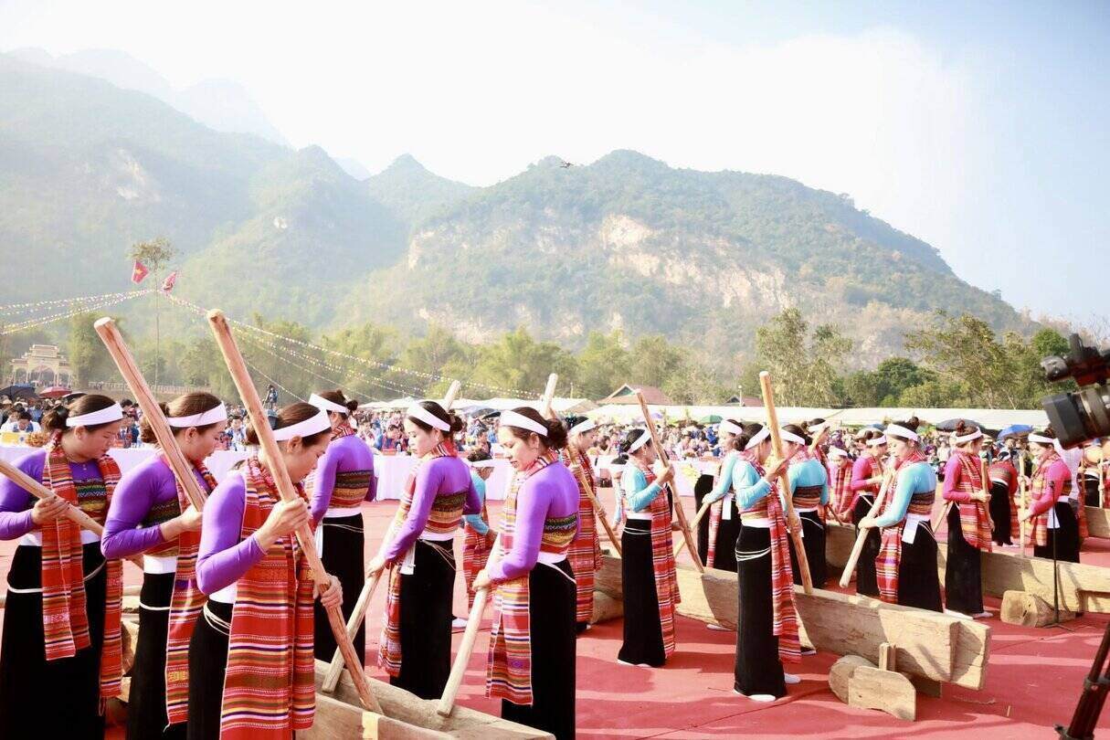 Điệu múa Keeng Lóong của người Thái huyện Mai Châu, Hoà Bình. Ảnh: Bùi Minh