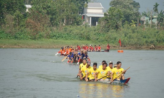 Các đội đua tranh tài trên sông Túy Loan. Ảnh: Văn Trực
