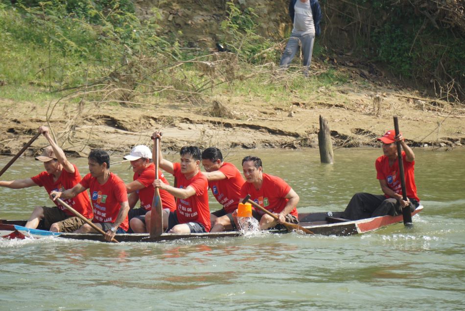 Do thi đấu cạnh tranh, quyết liệt, một số ghe đua đã bị vô nước. Trong ảnh là một thành viên của đội thôn Túy Loan Đông 1 (áo đỏ) dùng gàu nhựa để múc nước ra ngoài, tránh trường hợp thuyền chìm.