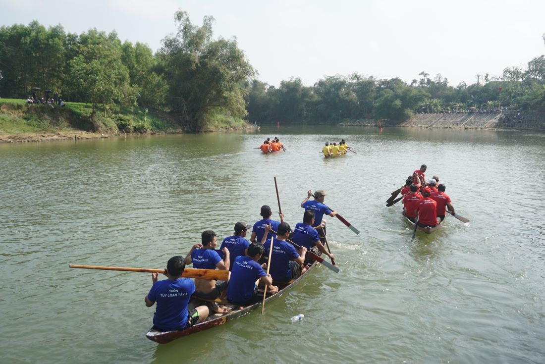 Năm nay, có 4 đội đua đến từ các thôn của xã Hòa Phong gồm: Túy Loan Tây 1 (đội áo vàng), Túy Loan Tây 2 (đội áo xanh), Túy Loan Đông 1 (đội áo đỏ), Túy Loan Đông 2 (đội áo cam). Mỗi đội đua có 8 tay chèo.