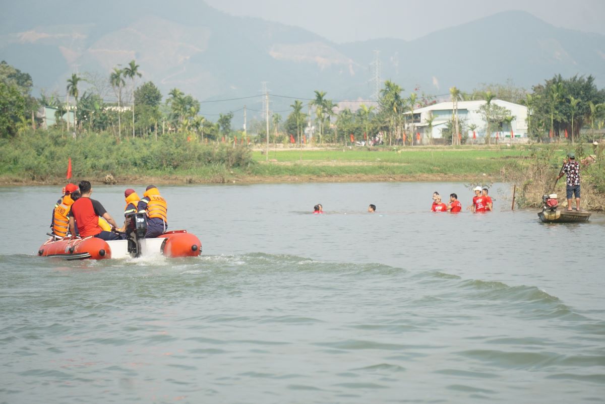 Tuy nhiên do có va chạm giữa các thuyền đua với nhau khi vào cọc tiêu, một đội đua đã bị chìm thuyền tại giải rượu. Lực lượng cứu hộ đã có mặt sau đó để hỗ trợ.