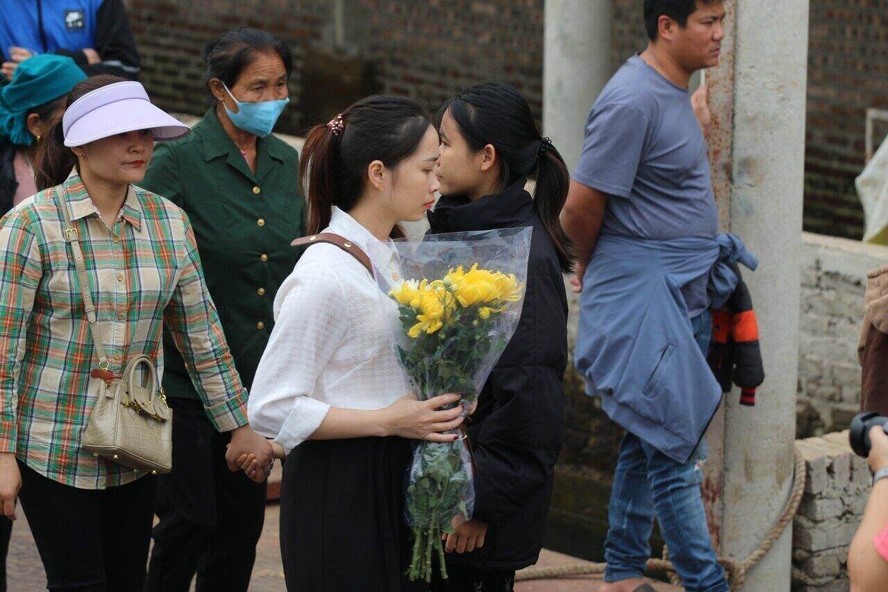 ... người cầm hoa... Ảnh: Minh Nguyễn