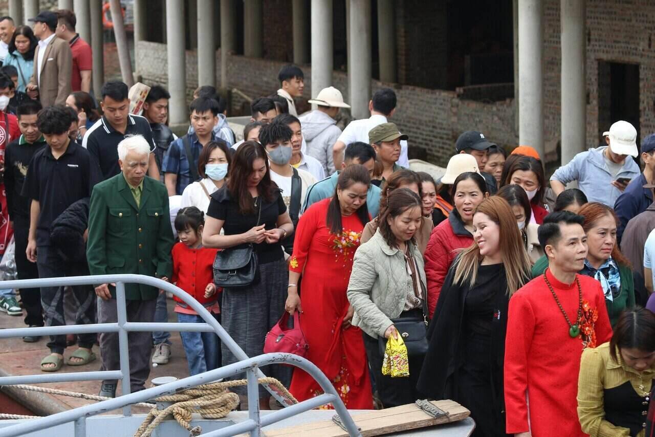 Từng dòng người đội nắng chen chân đi lễ cầu may ở Đền Chúa Thác Bờ. Ảnh: Minh Nguyễn 