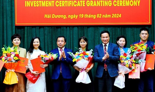 Lãnh đạo tỉnh Hải Dương trao chứng nhận đăng ký đầu tư 9 dự án của 8 doanh nghiệp đầu tư trên địa bàn. Ảnh: Trang tin Hải Dương