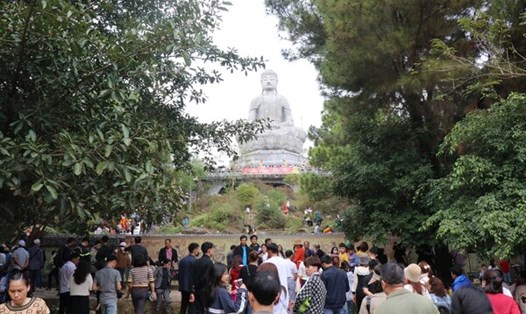 Du khách trẩy hội chùa Phật Tích (Tiên Du, Bắc Ninh) mùng 4 Tết năm nay. Ảnh: Vân Trường