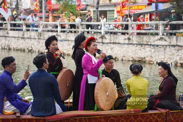 Hát quan họ trên thuyền tại lễ hội ở TP Bắc Ninh, dịp Tết Giáp Thìn. Ảnh: Vân Trường