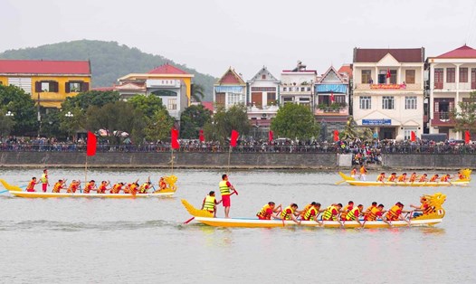 Các đội đua trên sông Đa Độ. Ảnh: Đàm Thanh