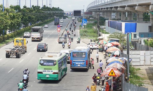 Hệ thống xe buýt dọc Xa lộ Hà Nội sẽ được tổ chức lại để kết nối tuyến Metro số 1 nhằm thu hút hành khách. Ảnh minh hoạ: Minh Quân