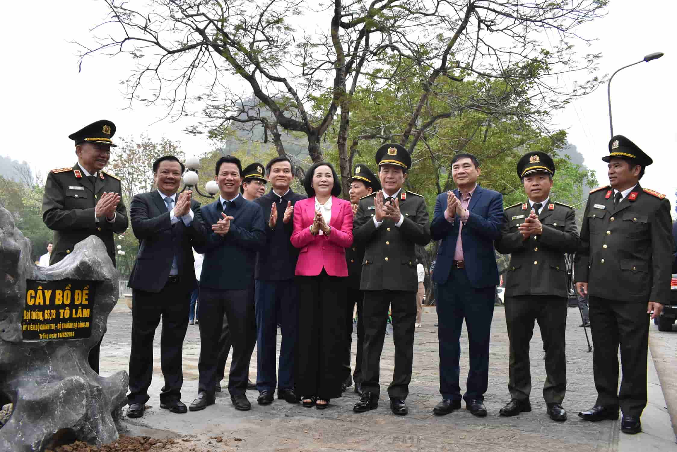 Bộ trưởng Tô Lâm cùng các đại biểu trồng cây trong khuôn viên Di tích quốc gia đặc biệt Cố đô Hoa Lư. Ảnh: Nguyễn Trường