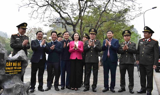 Bộ trưởng Tô Lâm cùng các đại biểu trồng cây trong khuôn viên Di tích quốc gia đặc biệt Cố đô Hoa Lư. Ảnh: Nguyễn Trường