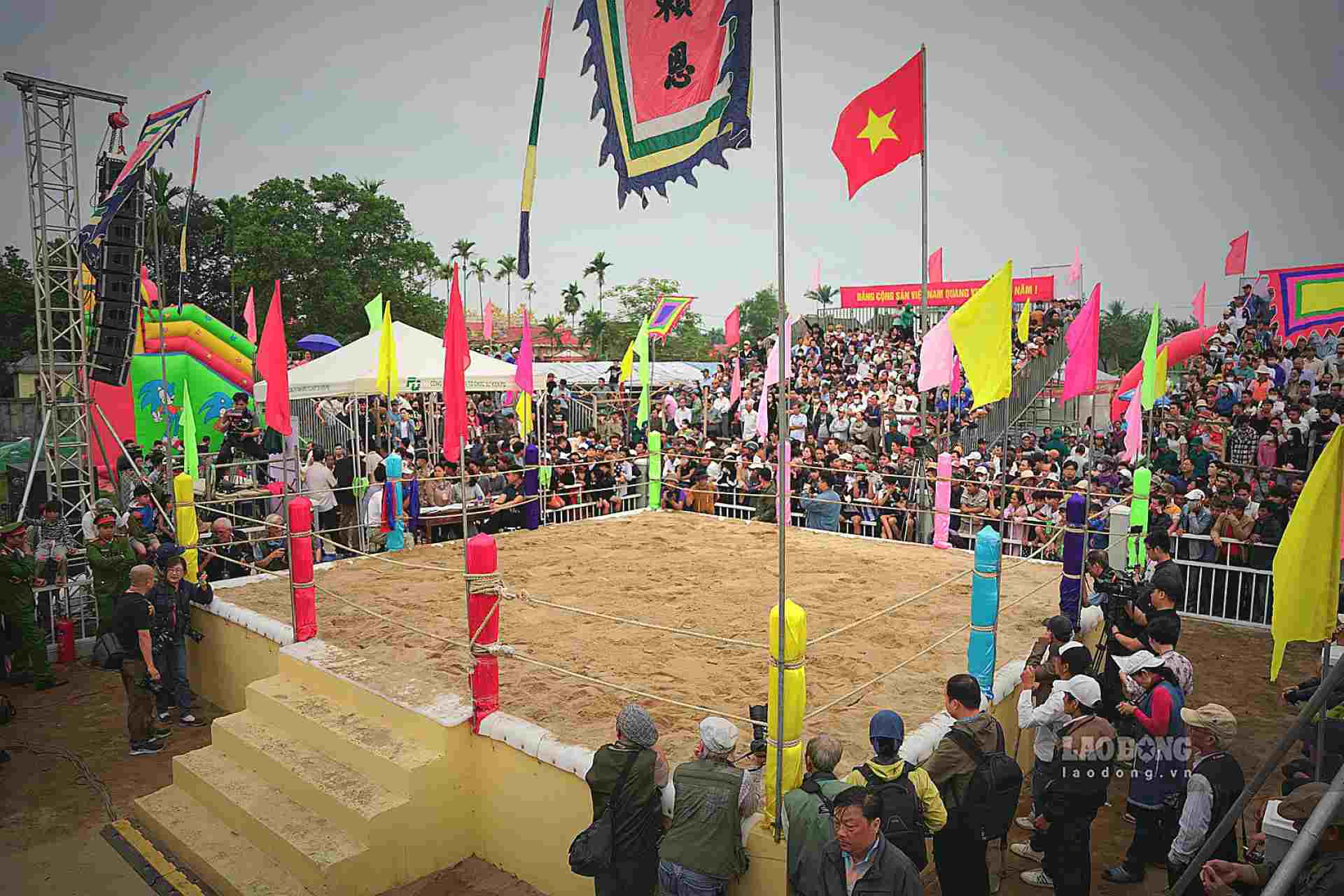 Cứ vào ngày mùng 10 tháng Giêng hằng năm, người dân xã Phú Mậu lại giong trống mở cờ, tổ chức Hội Vật làng Sình truyền thống, món ăn tinh thần của người dân nơi đây.  
