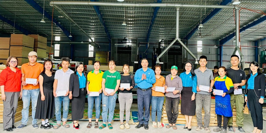 Lãnh đạo LĐLĐ tỉnh Yên Bái tặng quà cho đoàn viên, công nhân lao động khó khăn tại KCN. Ảnh: Bảo Nguyên