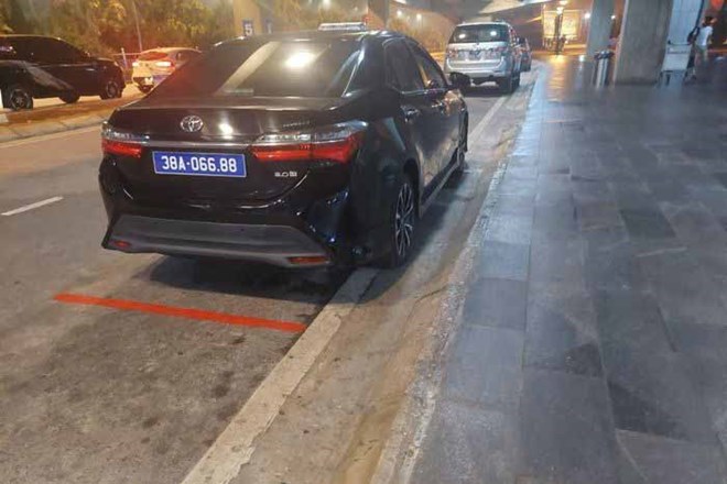 Liên quan việc sử dụng xe công đón con gái ở sân bay Vinh (Nghệ An) gây xôn xao dư luận vừa qua, bà Nguyễn Thị Lệ Hà - Chủ tịch Hội Liên hiệp Phụ nữ tỉnh Hà Tĩnh đã bị kiểm điểm. Ảnh: Vinh Hà.