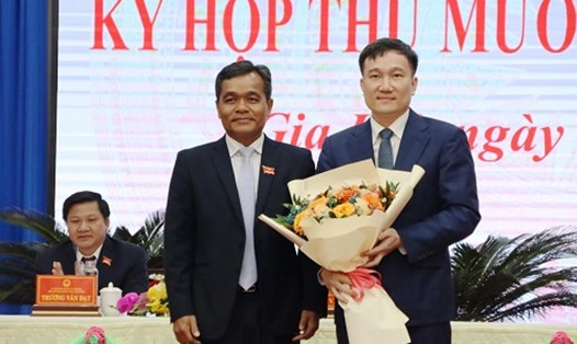 Chủ tịch HĐND tỉnh Hồ Văn Niên tặng hoa chúc mừng ông Nguyễn Tuấn Anh đã được bầu giữ chức Phó Chủ tịch UBND tỉnh Gia Lai nhiệm kỳ 2021-2026. Ảnh: Thanh Tuấn 