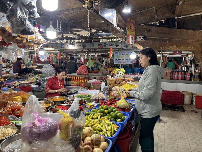 Giá các loại rau xanh tại chợ truyền thống TPHCM ở mức ổn định. Ảnh: Hạ Mây