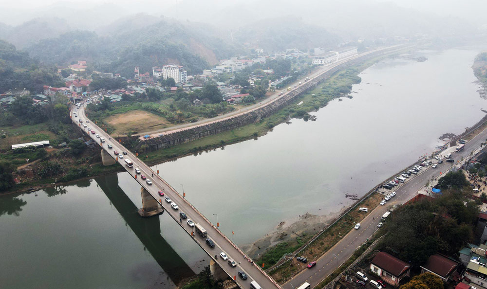 Phương tiện ùn ùn đổ về đền Bảo Hà dâng lễ, xin lộc trước Rằm tháng Giêng. Ảnh: CTV