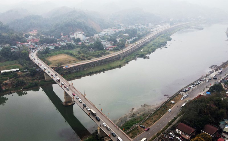 Phương tiện ùn ùn đổ về đền Bảo Hà dâng lễ, xin lộc trước Rằm tháng Giêng. Ảnh: CTV