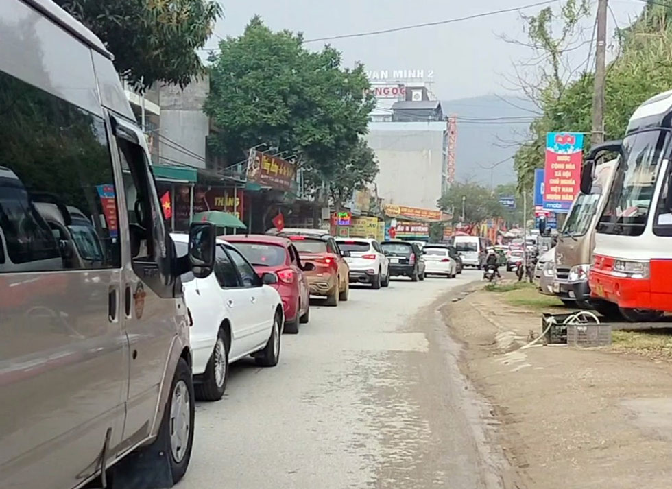Có thời điểm xảy ra ùn tắc giao thông kéo dài hàng cây số từ trung tâm xã Tân An (Văn Bàn) đến xã Bảo Hà (Bảo Yên). Ảnh: CTV