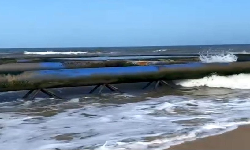 Vật thể lạ trôi dạt vào bờ biển Thừa Thiên Huế. Ảnh: Tiến Dũng.