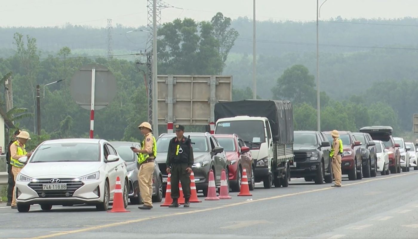 Đội Cảnh sát giao thông số 4, Cục Cảnh sát giao thông, Bộ Công an kiểm tra nồng độ cồn các lái xe lưu thông trên cao tốc Cam Lộ - La Sơn. Ảnh: Hưng Thơ.