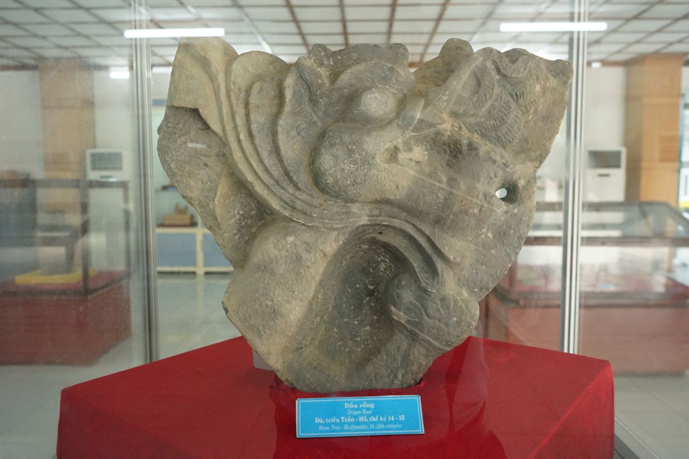 Trong những ngày Tết Nguyên đán Giáp thìn 2024, du khách đến tham quan Thành nhà Hồ đã được chiêm ngưỡng những cổ vật có khắc hình tượng rồng hơn 600 năm tuổi. Ảnh: Quách Du