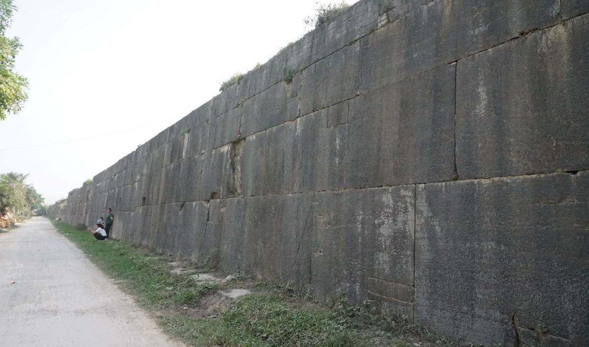 Bức tường thành phía Tây Thành nhà Hồ được bảo tồn khá nguyên vẹn, với những khối đá nặng hàng tấn xếp chồng lên nhau. Ảnh: Quách Du