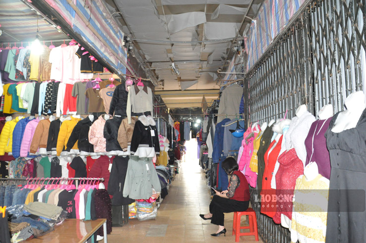 Bà Tô Thị Xuân Thu (Tiểu thương kinh doanh quần áo tại chợ Yên Bái) chia sẻ, cách đây 7 năm lượng khách đến mua hàng lúc nào cũng đông đúc. Có thời điểm bà phải thuê 5 nhân viên bán hàng.