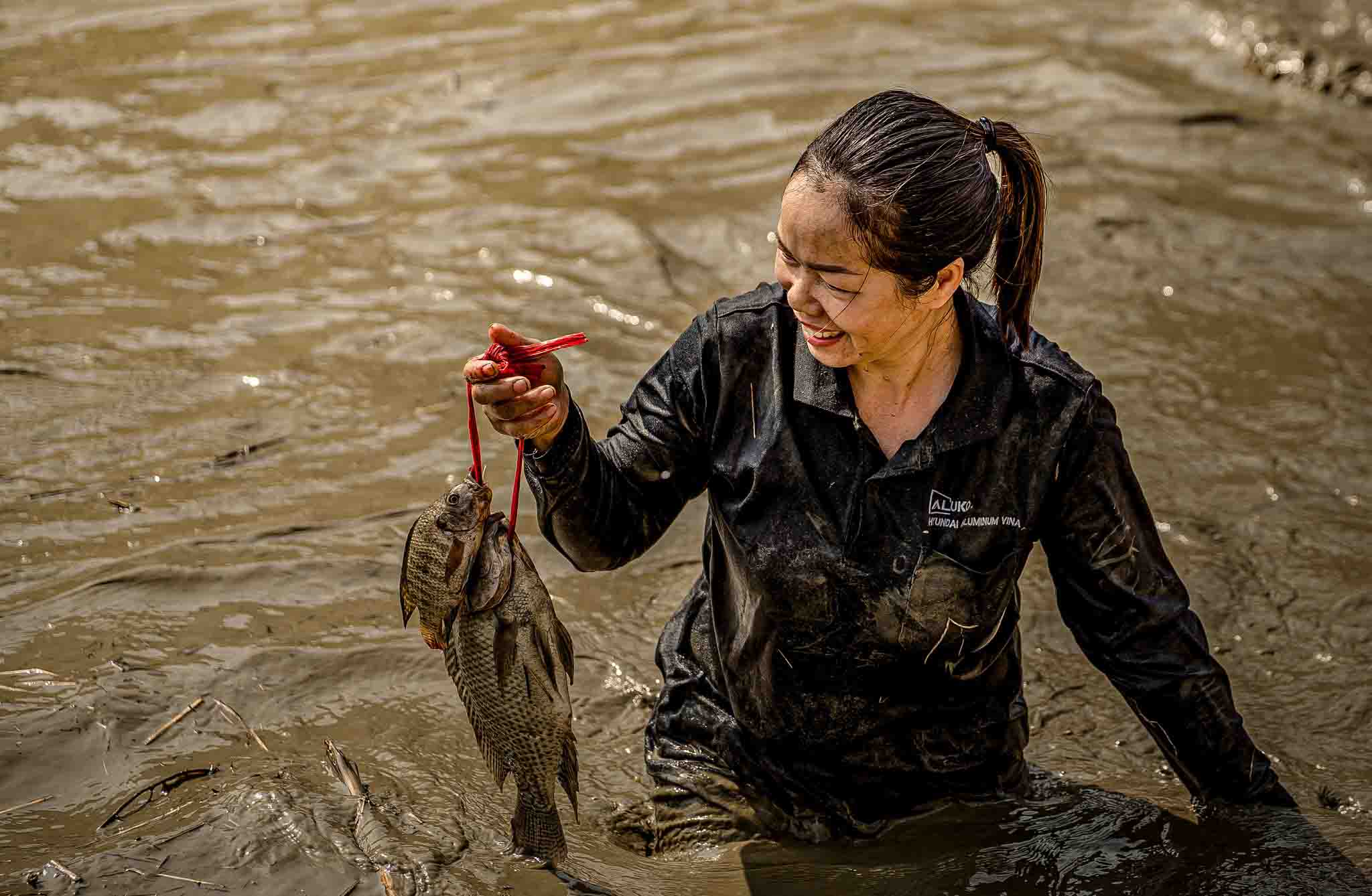Hội thi bắt cá bằng tay là trò chơi dân gian đầu xuân tại huyện vùng cao Na Hang, Tuyên Quang. Ảnh: Minh Phụng.