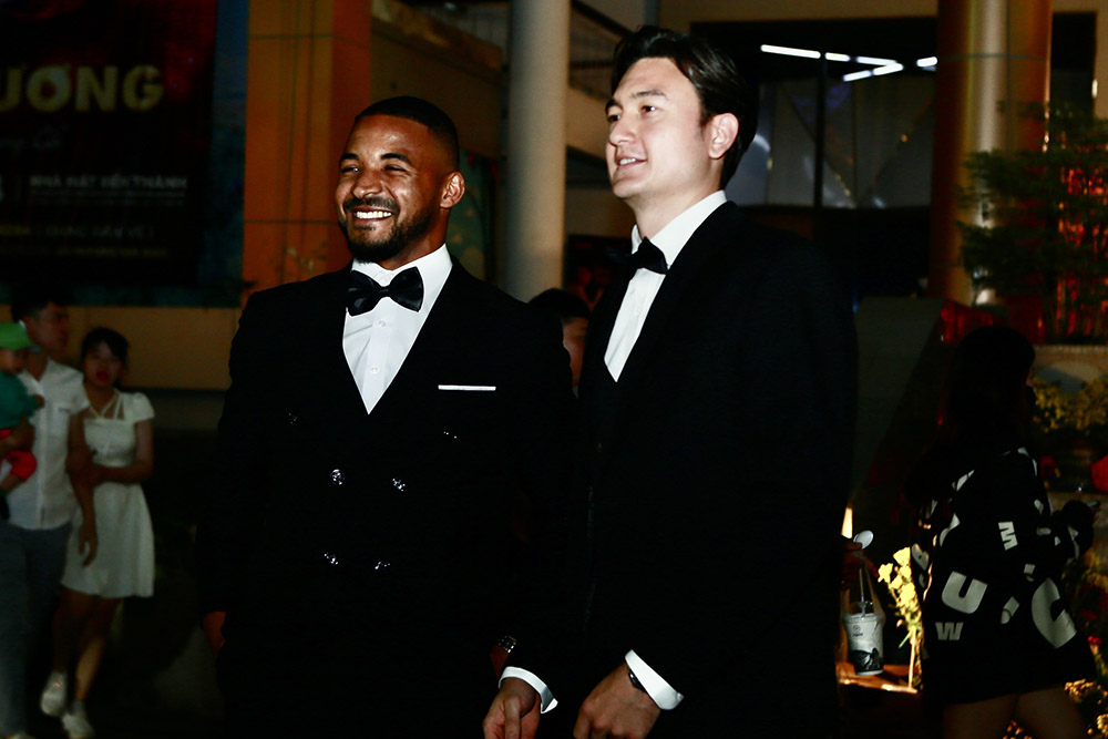 Thủ môn Đặng Văn Lâm (phải) của Bình Định và người động đội cũ Rafaelson. Rafaelson đang khoác áo Nam Định và được đánh giá có khả năng giành giải cho ngoại binh xuất sắc nhất.