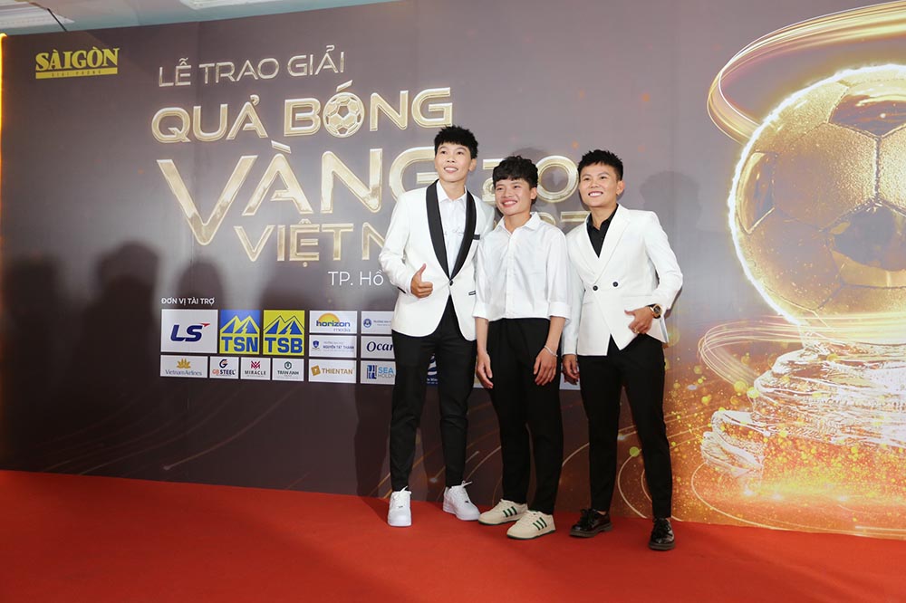 Thủ môn Kim Thanh (trái) và Bích Thuỳ (phải) của đội tuyển nữ Việt Nam cũng xuất hiện trong bộ vest trắng.