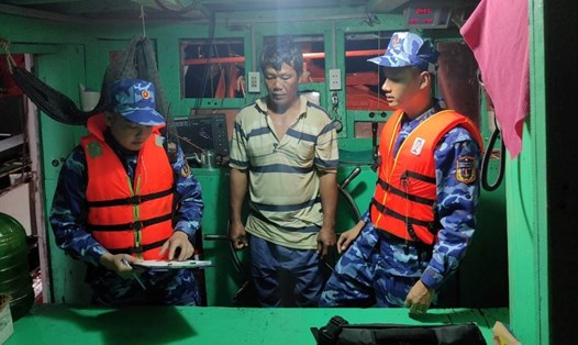 Lực lượng Cảnh sát biển 4 kiểm tra tàu có chở dầu DO trái phép. Ảnh: BTL Vùng CSB4