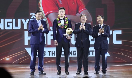 Tiền vệ Nguyễn Hoàng Đức giành danh hiệu Quả bóng vàng nam Việt Nam 2023. Ảnh: Thanh Vũ