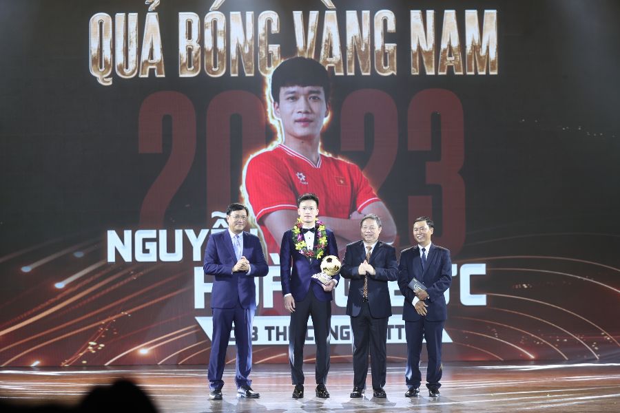 Khoảnh khắc tiền vệ Hoàng Đức lên sân khấu nhận giải thưởng Quả bóng vàng Việt Nam 2023. 