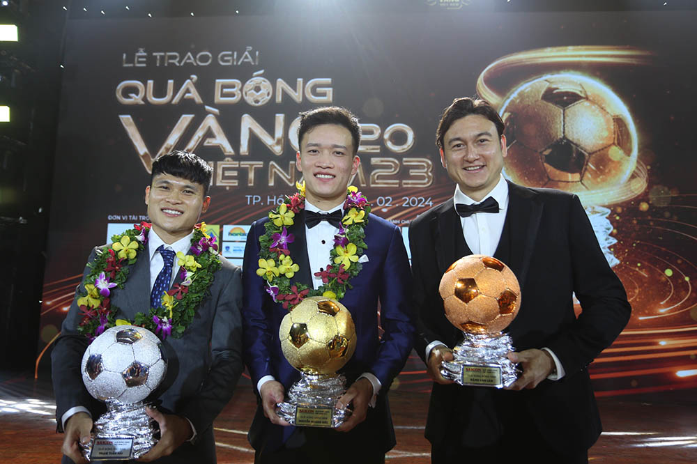 Hoàng Đức, Tuấn Hải và Đặng Văn Lâm giành 3 danh hiệu cao nhất ở gala Quả bóng vàng 2023. Ảnh: Hữu Phạm