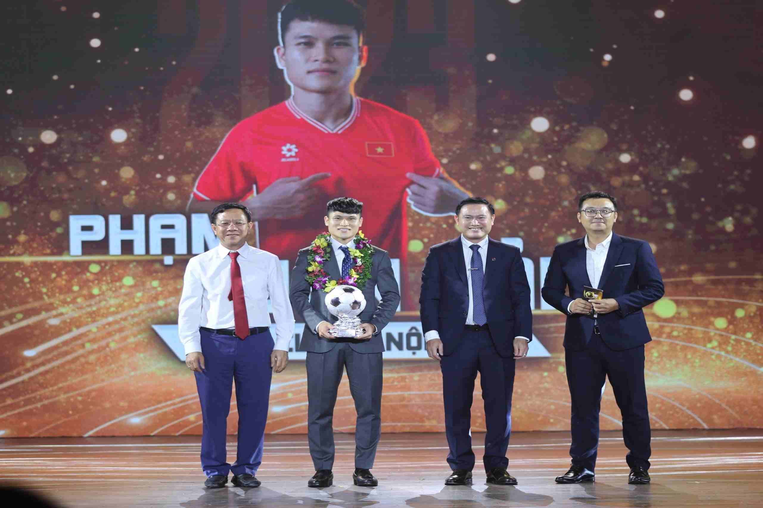 Phạm Tuấn Hải cùng danh hiệu Quả bóng bạc Việt Nam 2023 hứa hẹn sẽ có thêm động lực ở hành trình trước mắt. Ảnh: Thanh Vũ