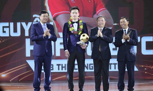 Tiền vệ Hoàng Đức có lần thứ 2 nhận danh hiệu Quả bóng vàng Việt Nam. Ảnh: Thanh Vũ