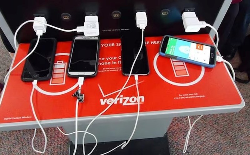 Du khách không nên sử dụng ổ sạc công cộng tại sân bay, khách sạn và địa điểm du lịch... Ảnh: WikiMedia Commons