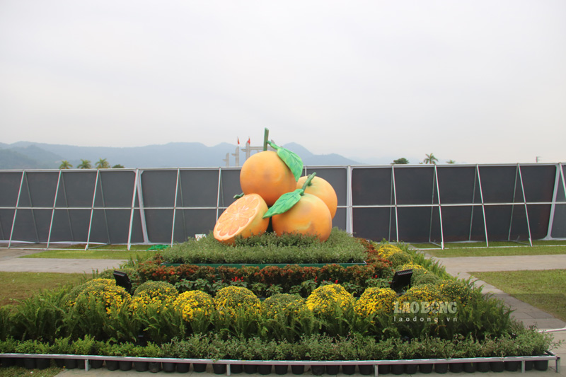 Trong khuôn viên quảng trường còn có sự xuất hiện của một sản phẩm đặc trưng, biểu tượng của vùng đất cam là “cam Cao Phong“. Ảnh: Đinh Đại