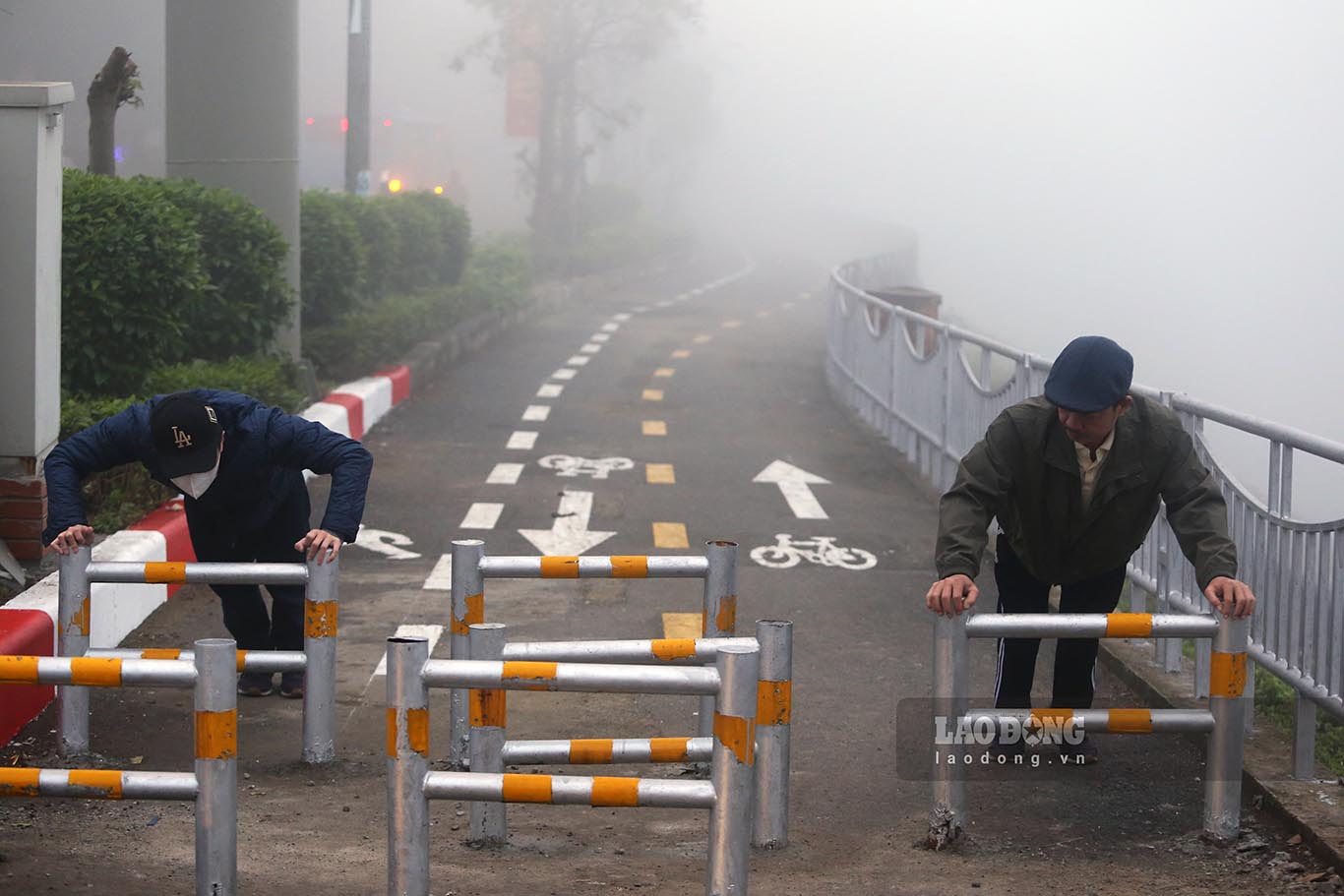 Một số người dân tập thể dục trên con đường dọc bờ sông Tô Lịch.