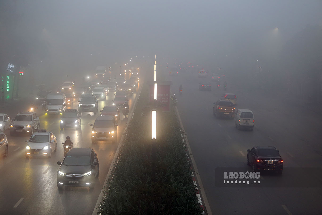 Hình ảnh ghi nhận trên đường Trần Duy Hưng vào hơn 7h sáng nay, 100% các phương tiện di chuyển phải bật đèn, lưu thông với tốc độ thấp.