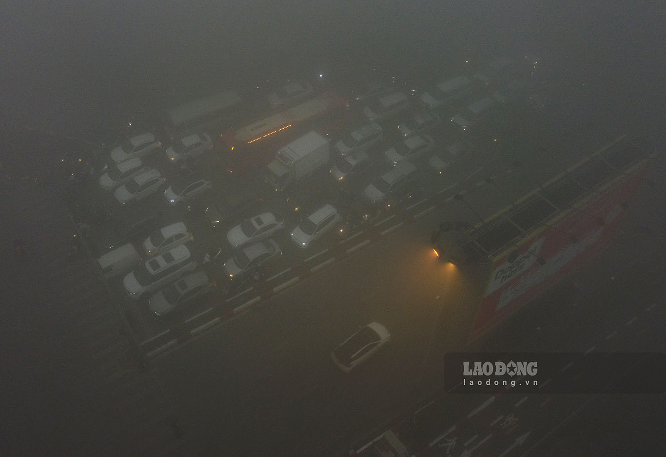 Ghi nhận đến hơn 7h sáng nay, lớp sương mù dày đặc khiến tầm nhìn của người dân bị giảm xuống rất nhiều. Các phương tiện di chuyển trên đường phải bật đèn.