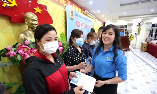 Huyện Trảng Bom tặng vé xe cho 1.000 công nhân về quê đón Tết Giáp Thìn 2024. Ảnh: Công đoàn Trảng Bom